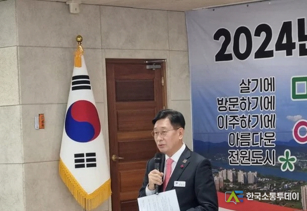 1전진선 군수, 양평 두물머리가 수도권 최초로 국가정원 지정되기 위해 기자회견하는 장면