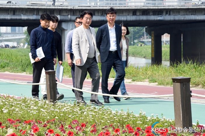 김동근 의정부시장, 알록달록 색동옷 갈아입은 중랑천 현장점검 실시