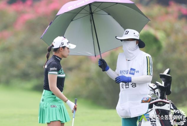 박현경 2R 단독 선두