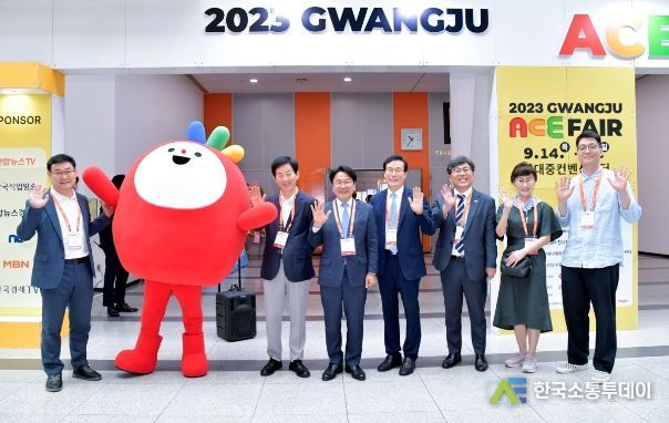 강기정 광주광역시장이 14일 서구 김대중컨벤션센터에서 개막한 ‘2023 광주 에이스 페어(Asia Content & Entertainment Fair)’에 참석해 내빈들과 기념촬영을 하고 있다./광주광역시 제공