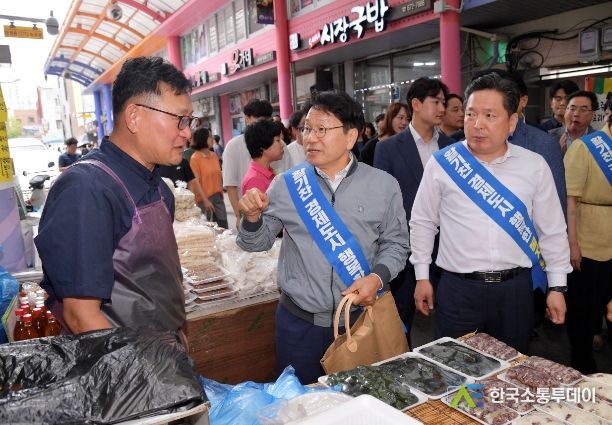 강기정 광주광역시장이 추석 명절을 앞둔 26일 남구 봉선시장을 방문해 김병내 남구청장 등과 제수용품을 구매하며 상인들을 격려하고 있다./광주광역시 제공