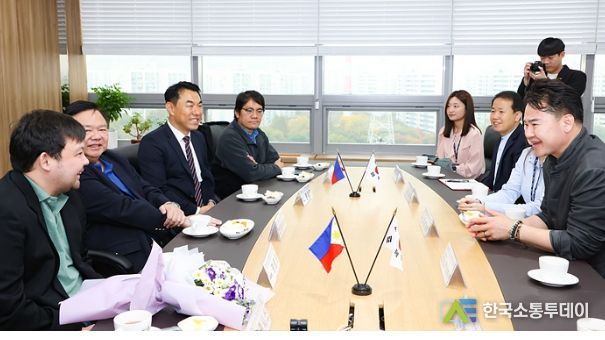 오언석 도봉구청장과 필리핀 일로일로시 대표단이 양 도시 우호 협력관계에 대해 논의하고 있다(2023. 10. 26. 도봉구청 구청장실)(사진 오른쪽 첫 번째 오언석 도봉구청장, 왼쪽 두 번째 제리피트레냐스 일로일로시장)
