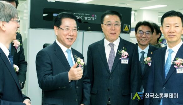 김영록 전라남도지사가 16일 화순에서 개소한 ‘국가면역치료혁신센터’ 시설물을 내빈들과 함께 둘러보고 있다.