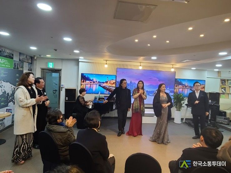 살롱 콘서트 무대에서 함께 뛰는 성악가들