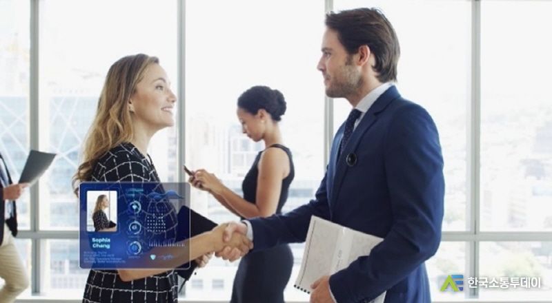 사진: 웨어러블 기기 ’AI eyes’ / ㈜아이작플레이그라운드 제공