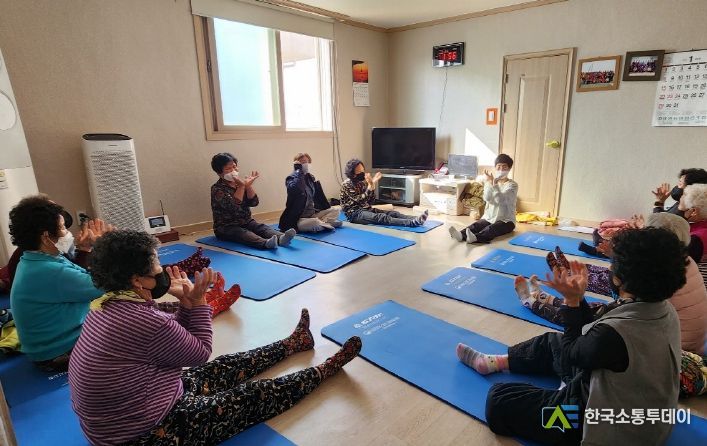 2023년 사업에 참여한 배방 구령1리 마을주민이 경로당에 모여 스트레칭을 하고 있는 모습