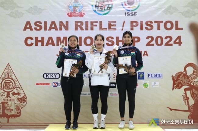 13일 자카르타 국제사격장 획득한 메달을 들고 기념사진을 찍는 모습(가운데 이은서 선수)
