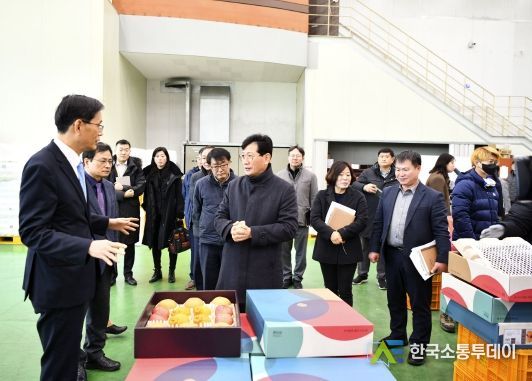 한훈 농식품부 차관, 장수군 사과 농가 직접 방문해 안정적인 생산 논의 …
