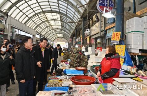 김태흠 충남도지사, 전통시장서 도민과 소통