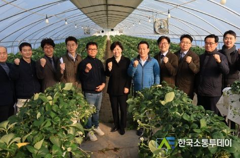 딸기농장을 방문한 송미령 농림부 장관과 백성현 논산시장