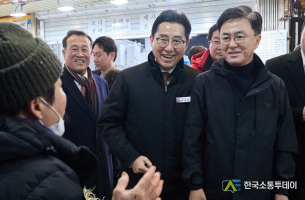 김태흠 지사와 박경귀 시장이 함께 온양온천시장에서 설 성수품을 구입하는 모습