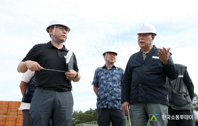 해양치유센터 건립 현장을 찾아 점검하는 가세로 군수.
