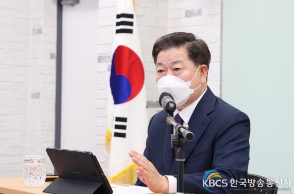 광명시는 21일 지속되는 고금리에 따른 지역경제 위기 상황에 따른 대응 방안을 모색하기 위해 박승원 시장 주재로 ‘지역경제 위기 대응 비상대책 회의’를 열었다