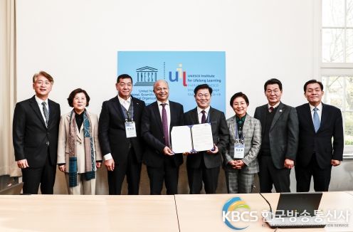 박승원 광명시장은 지난 12일부터 20일까지 유네스코 평생학습 국제기구(UIL)의 초청으로 ‘한국-유럽 학습도시 교류 서밋’에 참여해 ESG 평생학습 활성화를 위해 UIL과 양해각서(MOU)를 체결했다(좌측 네번째-데이비드 아초아레나 유네스코 평생교육 국제기구 원장 좌측 다섯번째-박승원 광명시장)
