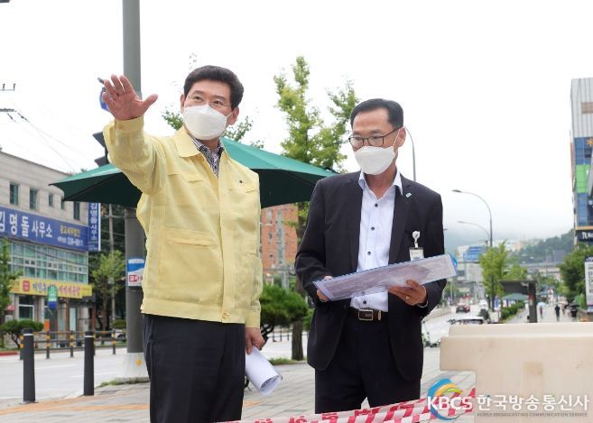 이상일 용인특례시장이 지난8월 집중호우로 수해를 입은 역북지구를 방문해 현장을 살피고 있다