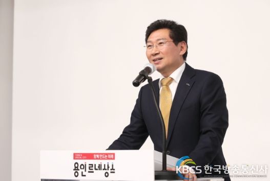 이상일 시장이 14일 시청 컨벤션홀에서 열린 (사)경기도여성단체협의회 용인시지회 사업성과 보고회에 참석해 인사말을 하고 있다.