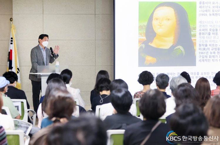 수지도서관 미술 인문학 분야 '휴먼북'으로 등록한 이상일 용인특례시장이 시민들에게 강연을 하고 있다.