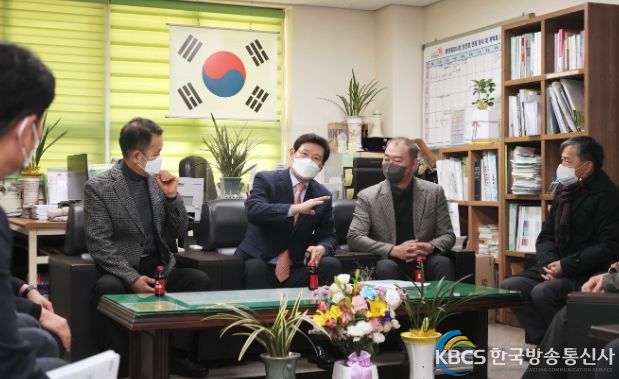 이상일 용인특례시장은 20일 처인구 김량장동 용인중앙시장 제2공영주차장 내 용인중앙시장상인회를 찾아 국토교통부 도시재생사업 공모 선정을 위해 힘을 모은 상인회 관계장와 상인들을 격려하고 축하 인사를 전했다.