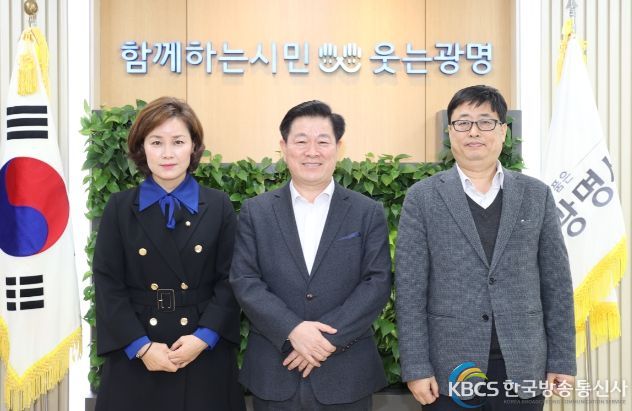 박승원 광명시장은 26일 시장실에서 3기 신도시 업무를 총괄하고 있는 국토교통부 박재순 공공주택추진단장을 만나 광명시흥 신도시 주요 현안 사항을 점검하고, 지속가능한 자족형 명품도시로 조성하여 줄 것을 다시 한번 요청했다.