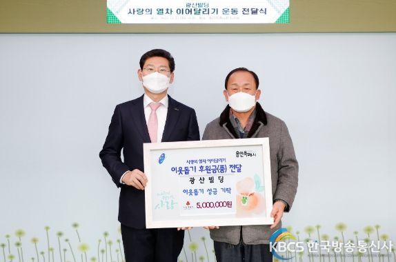 이상일 용인특례시장이 신명이엔씨(주) 관계자와 기념촬영을 하고 있다