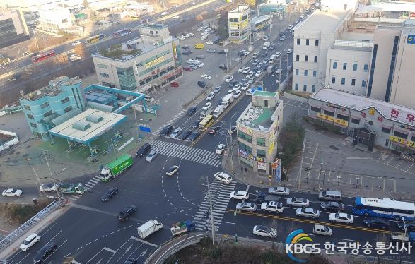 지방도 315호선 보라교사거리 일원에 차량이 몰려 교통혼잡을 빚고 있다