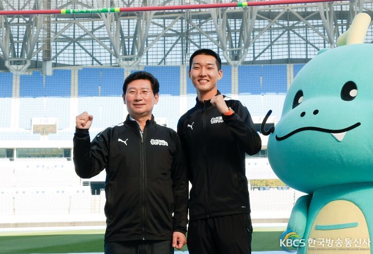 이상일 용인특례시장이 우상혁 선수와 높이뛰기 바 앞에서 기념촬영을 하고 있다.