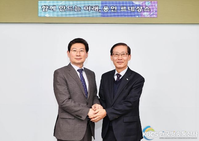 이상일 용인특례시장이 조현재 국민체육진흥공단 이사장과 기념촬영을 하고 있다.