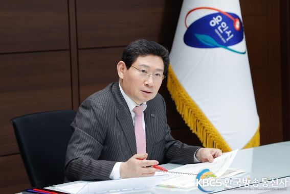 이상일 용인특례시장이 2일 용인장학재단과 용인자원봉사센터, 용인 청소년미래재단과의 통합 업무보고회를 주재하고 있다.