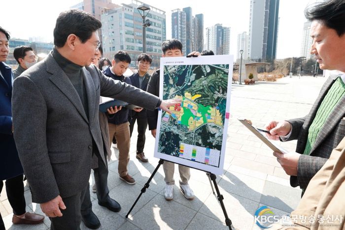 지난 3일 ‘찾아가는 행복 소통 시장실’ 첫 대상지로 기흥구 영덕 1동 흥덕지구를 방문한 이상일 용인특례시장이 주민들과 함께 민원 현장을 살펴보고 있다.