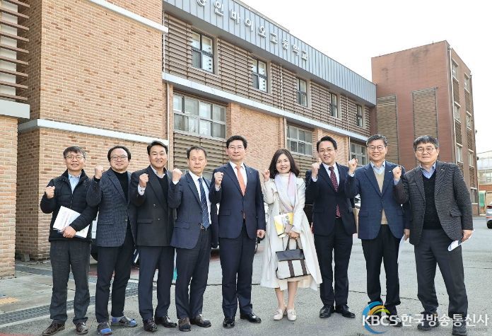 이상일 용인특례시장이 용인바이오고등학교를 찾아 경기도교육청 관계자들과 지역 인재 양성 방안을 논의했다.