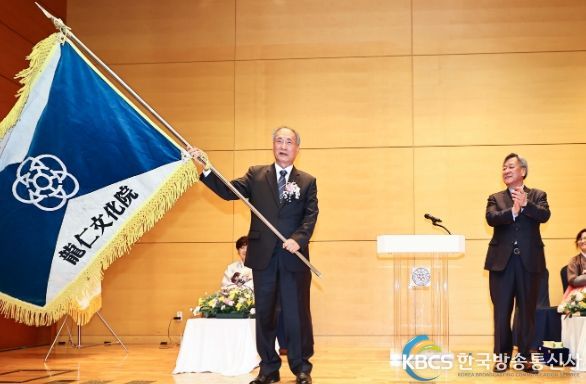 최영철 제19대용인문화원장이 문화원 깃발을 흔들고 있다.