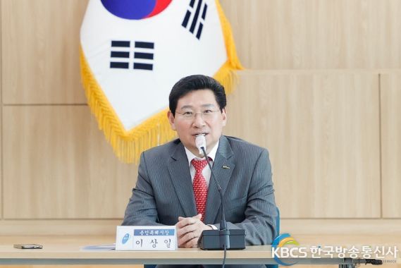 이상일 용인특례시장이 주민자치센터 운영 종합평가 시상식에서 인사말을 하고 있다.