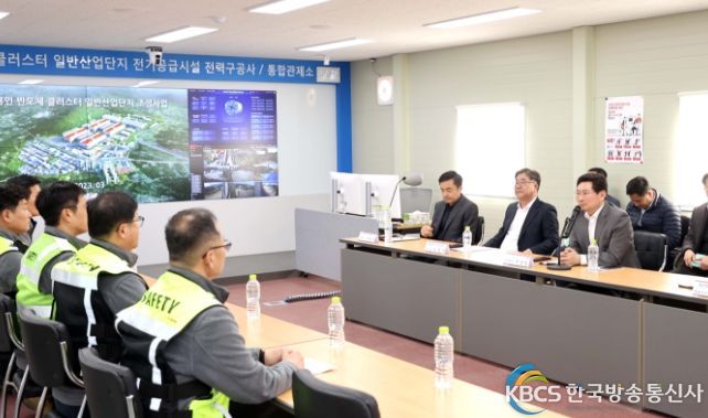 이상일 용인특례시장이 7일 처인구 원삼면 용인 반도체클러스터 공사 현장 사무실을 방문해 핵심기반시설 조성에 최선을 다해줄 것을 주문했다.
