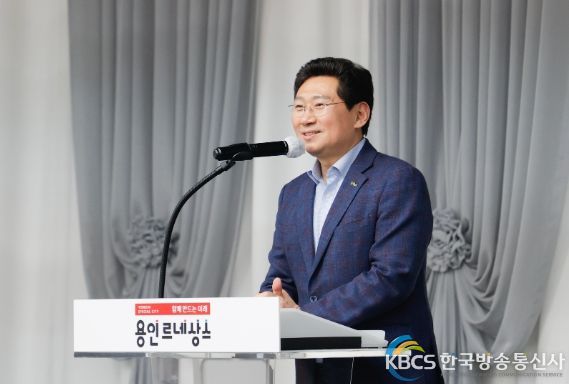 이상일 용인특례시장이 성실납세자 인증패, 인증현판 전달식에서 인사말을 하고 있다.