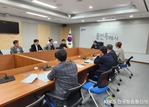 류광열 제1부시장 주재로 인허가 민원처리 개선 추진단 회의를 진행하고 있는 모습