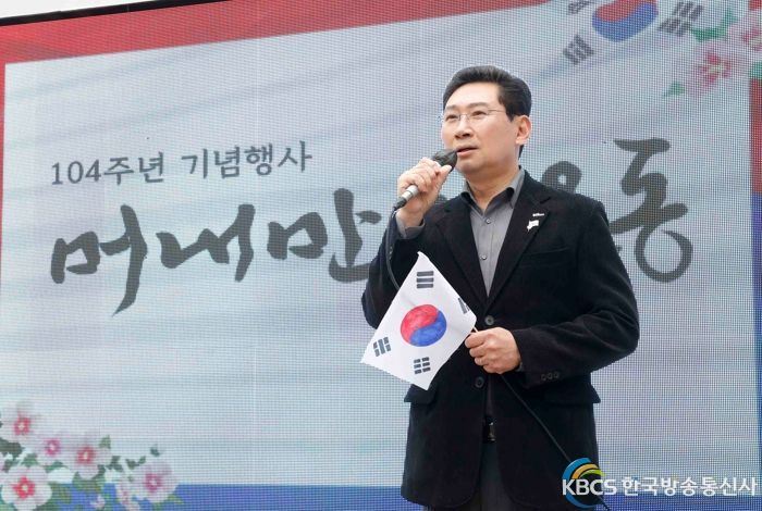 이상일 용인특례시장이 25일 수지 머내만세운동 기념행사에서 인사말을 하고 있다
