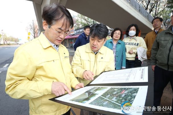 이동환 고양시장이 노후 육교 시찰에 나섰다.