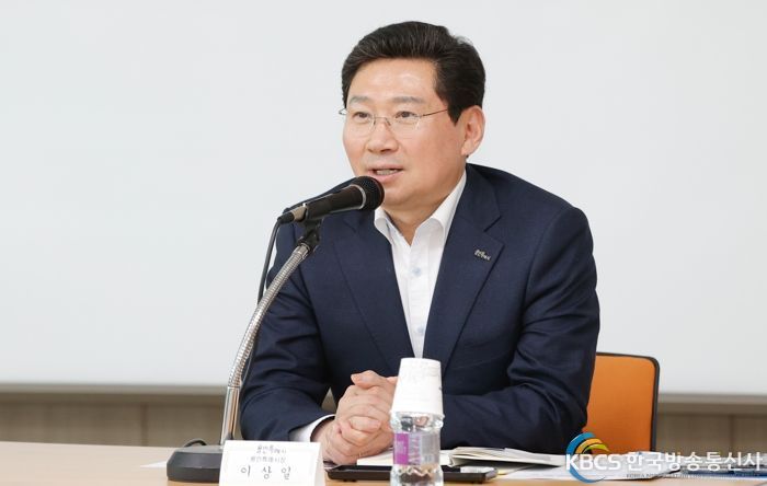 초등학교 교장선생님과의 간담회에서 의견을 제시하고 있는 이상일 용인특례시장