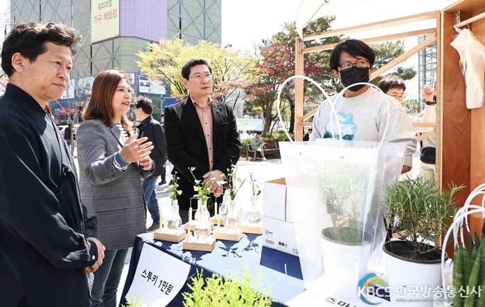 이상일 용인특례시장이 관광두레 공유농업 부스를 방문해 설명을 듣고 있다