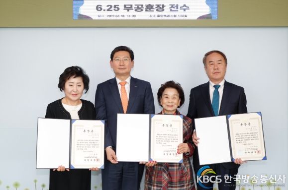 이상일 용인특례시장은 10일 시장실에서 6.25 참전용사 (故)손경열 소위의 자녀 손호익 씨와 (故)김준수 병장의 자녀 김옥경 씨, (故)한정우 일병의 배우자 이수연 씨에게 화랑무공훈장을 전수했다.