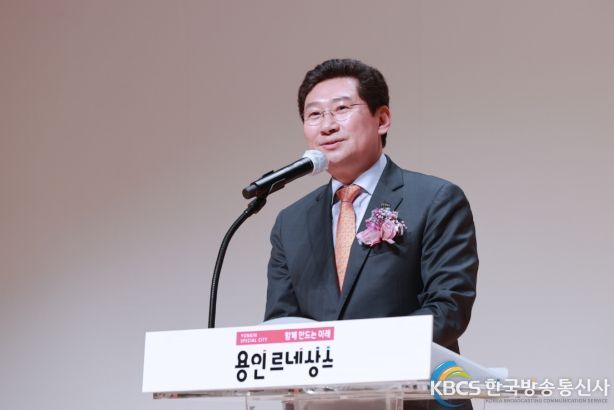 21일 용인시청 에이스홀에서 열린 제13회 새마을의 날 기념식에서 환영사를 하고 있는 이상일 용인특례시장