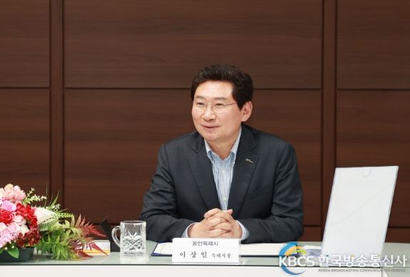 '지구를 생각하는 생태학교 육성 시범사업' 협약식에서 환영사를 하고 있는 이상일 용인특례시장