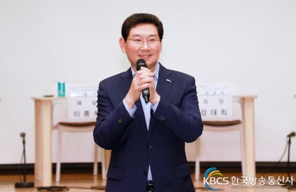 이상일 용인특례시장이 1일 문화예술원 국제회의실에서 열린 '바이오경제 미래 전략 토론회'에 참석해 인사말을 하고 있다.