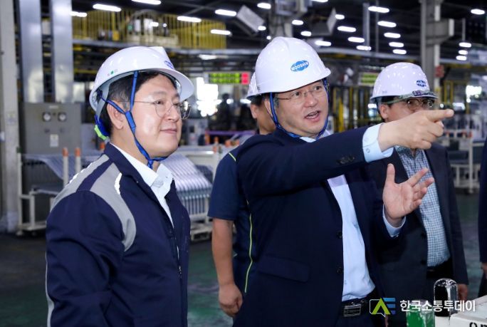 이동환 고양특례시장(중앙)이 공장 시설을 둘러보고 있다.