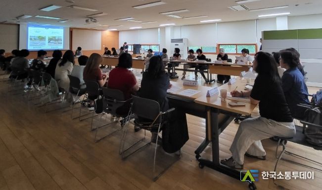 수지구가 풍덕천1동 통장들을 대상으로 장애인전용주차구역 준수 캠페인을 진행했다