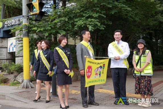 22일 서부녹색어머니회 교통봉사 현장에 참여한 이상일 용인특례시장이 교통봉사를 하고 있다.