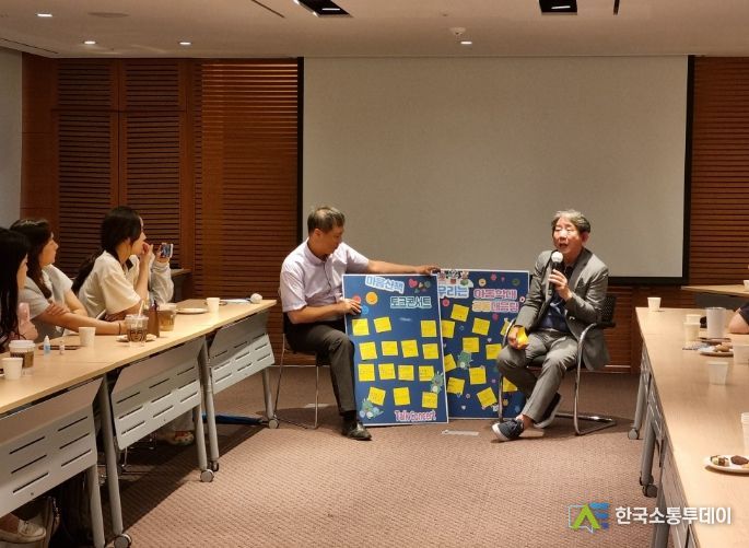 용인특례시가 아동학대 예방을 위해 현장에서 일하는 실무진을 대상으로 진행한 워크숍의 모습