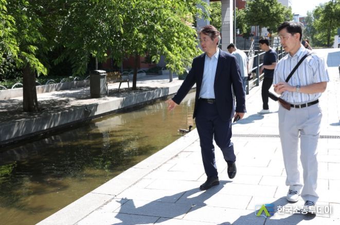 허마비 허스타드(수변시설을 살펴보는 이동환 고양특례시장)