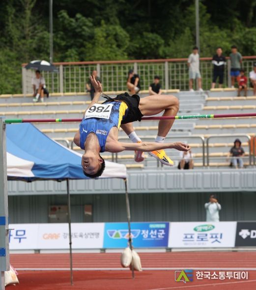 '제77회 전국육상경기선수권대회'에서 올해 세계 기록 타이를 기록한 높이뛰기 우상혁 선수