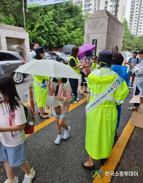 용인특례시가 26일 수지구 정평초등학교 인근에서 경기도 및 민간단체와 함께 안전점검의 날 캠페인을 벌였다